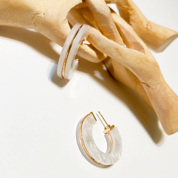 Minimalist hoop earrings - Picture 5 of 5